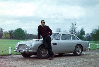 Шон Коннери в роли Бонда и Aston Martin DB5